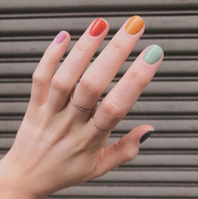 Những mẫu sơn móng tay mỗi ngón 1 màu được yêu thích nhất