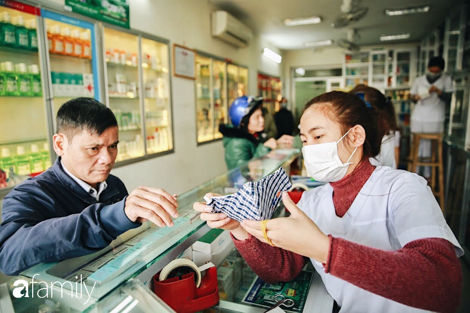 Chùm ảnh: Mộng mị ngỡ đâu còn ăn Tết dài, đột nhiên Corona ập đến, cuộc sống người Hà Nội &quot;ôi thôi đảo lộn&quot;! - Ảnh 3.