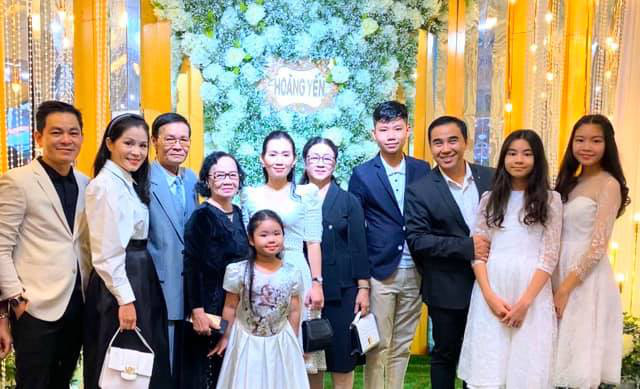 Cùng nhau đi đám cưới, hai con gái nhà MC Quyền Linh gây chú ý vì xinh đẹp lấn át cả cô dâu - Ảnh 1.
