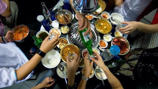 Người Hàn Quốc thường xuyên tìm đến địa điểm ăn nhậu để tận hưởng không khí vui vẻ và thưởng thức những món ăn đậm chất truyền thống. Hãy cùng xem thử những hình ảnh này để hiểu thêm về phong cách ăn nhậu của họ!