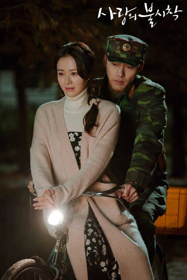 Hậu trường "Crash Landing On You": Hyun Bin khổ sở tập đi xe đạp hàng trăm lần để đóng cảnh lãng mạn với Son Ye Jin - Ảnh 12. Hậu trường "Crash Landing On You": Hyun Bin khổ sở tập đi xe đạp hàng trăm lần để đóng cảnh lãng mạn với Son Ye Jin - Ảnh 12.