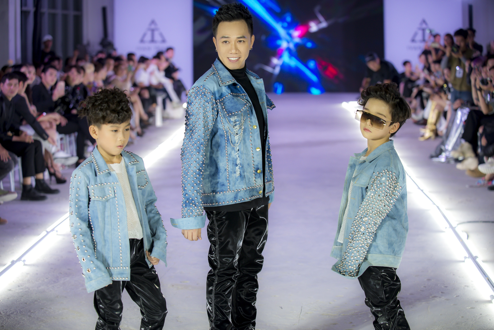 Tái xuất trên sàn catwalk sau khi sinh con, Lan Khuê với thần thái sắc lạnh, vóc dáng thon gọn gợi cảm lấn át cả dàn chân dài  - Ảnh 6.