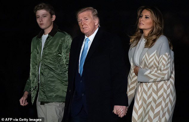 Quý tử nhà Trump trở về Nhà Trắng cùng cha mẹ sau kỳ nghỉ, tiếp tục làm lu mờ Tổng thống Mỹ bởi chiều cao phát triển đáng kinh ngạc - Ảnh 2.