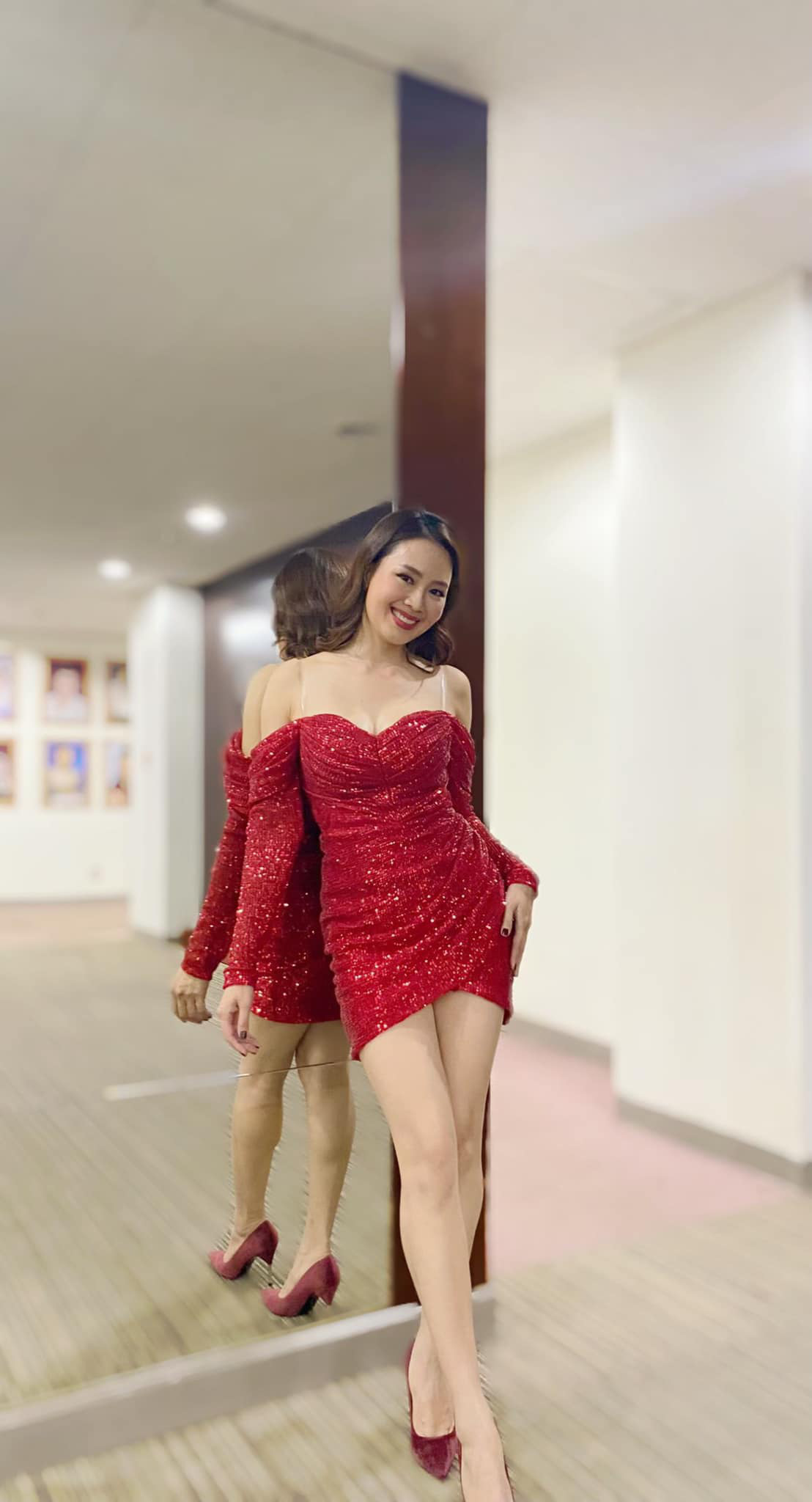 Khó nhận ra Hồng Diễm khi lên đồ sexy đi "đu đưa", chẳng ngại đọ dáng nóng bỏng với eo 55cm của Elly Trần - Ảnh 1. Khó nhận ra Hồng Diễm khi lên đồ sexy đi "đu đưa", chẳng ngại đọ dáng nóng bỏng với eo 55cm của Elly Trần - Ảnh 1.