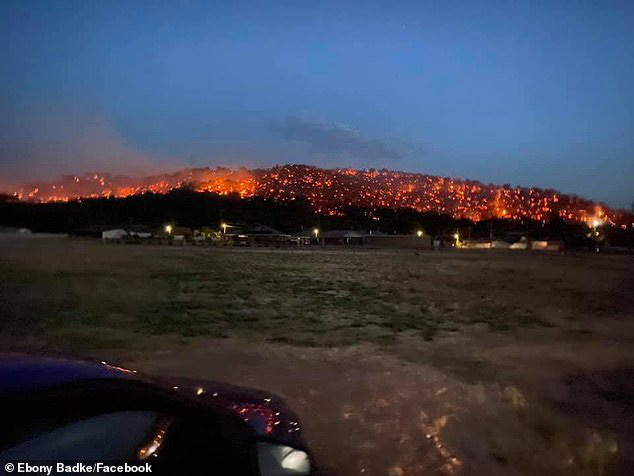 Sườn đồi đỏ như dung nham núi lửa trong thảm họa cháy rừng Australia - Ảnh 2.