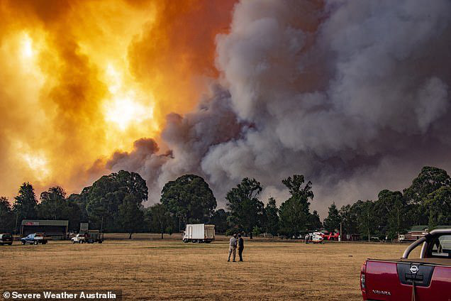 Sườn đồi đỏ như dung nham núi lửa trong thảm họa cháy rừng Australia - Ảnh 3.