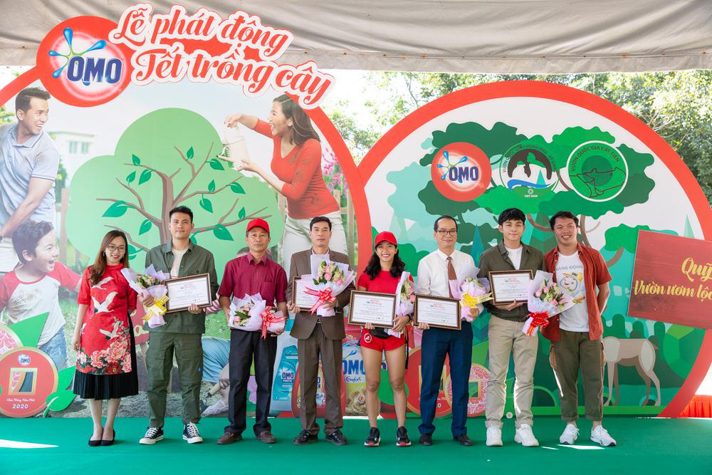Jun Phạm, Chan La Cà, Quang Bảo và Hana Giang Anh cùng chung tay cho "QUỸ OMO VƯỜN ƯƠM LỘC QUÝ" đầu tiên tại Việt Nam - Ảnh 3. Jun Phạm, Chan La Cà, Quang Bảo và Hana Giang Anh cùng chung tay cho "QUỸ OMO VƯỜN ƯƠM LỘC QUÝ" đầu tiên tại Việt Nam - Ảnh 3.
