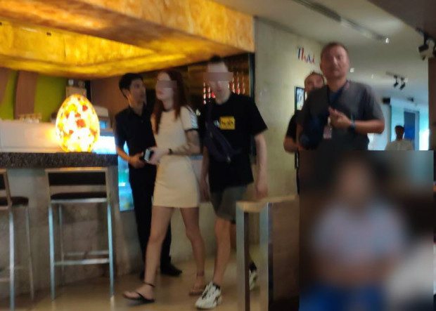 &quot;Mây mưa&quot; mừng năm mới trên bãi biển Thái Lan, cặp đôi người Nga bị cảnh sát bắt, buộc phải nộp phạt và xin lỗi trên sóng truyền hình - Ảnh 3.