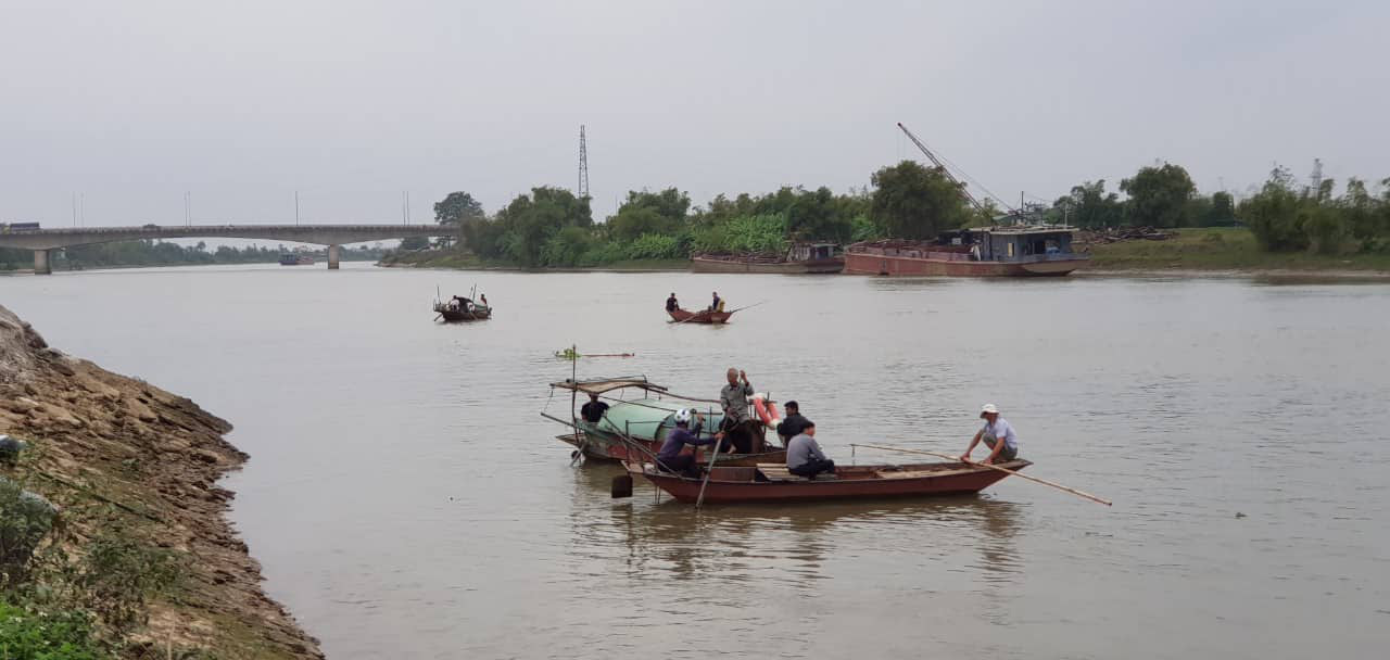 3 con nhỏ bơ vơ khi bố mẹ đi đánh cá bị lật thuyền tử vong trên sông - Ảnh 1.