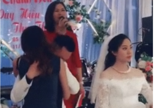 Mặc kệ cô dâu mặt ''không cảm xúc'' đứng bên cạnh, chú rể ôm cô gái giấu mặt gục đầu khóc trong đám cưới, nhưng danh tính ''cô gái lạ'' khiến nhiều người bất ngờ - Ảnh 3. Mặc kệ cô dâu mặt ''không cảm xúc'' đứng bên cạnh, chú rể ôm cô gái giấu mặt gục đầu khóc trong đám cưới, nhưng danh tính ''cô gái lạ'' khiến nhiều người bất ngờ - Ảnh 3.