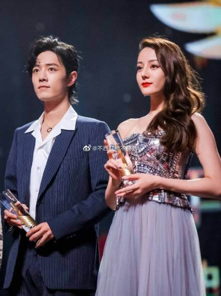 Giữa lùm xùm hẹn hò với Hoàng Cảnh Du, Địch Lệ Nhiệt Ba cười rạng rỡ khi được sánh đôi bên Tiêu Chiến - Ảnh 5. Giữa lùm xùm hẹn hò với Hoàng Cảnh Du, Địch Lệ Nhiệt Ba cười rạng rỡ khi được sánh đôi bên Tiêu Chiến - Ảnh 5.