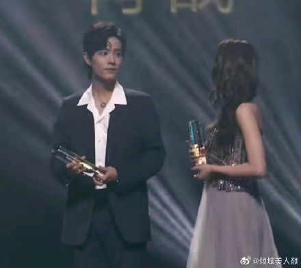 Giữa lùm xùm hẹn hò với Hoàng Cảnh Du, Địch Lệ Nhiệt Ba cười rạng rỡ khi được sánh đôi bên Tiêu Chiến - Ảnh 4. Giữa lùm xùm hẹn hò với Hoàng Cảnh Du, Địch Lệ Nhiệt Ba cười rạng rỡ khi được sánh đôi bên Tiêu Chiến - Ảnh 4.