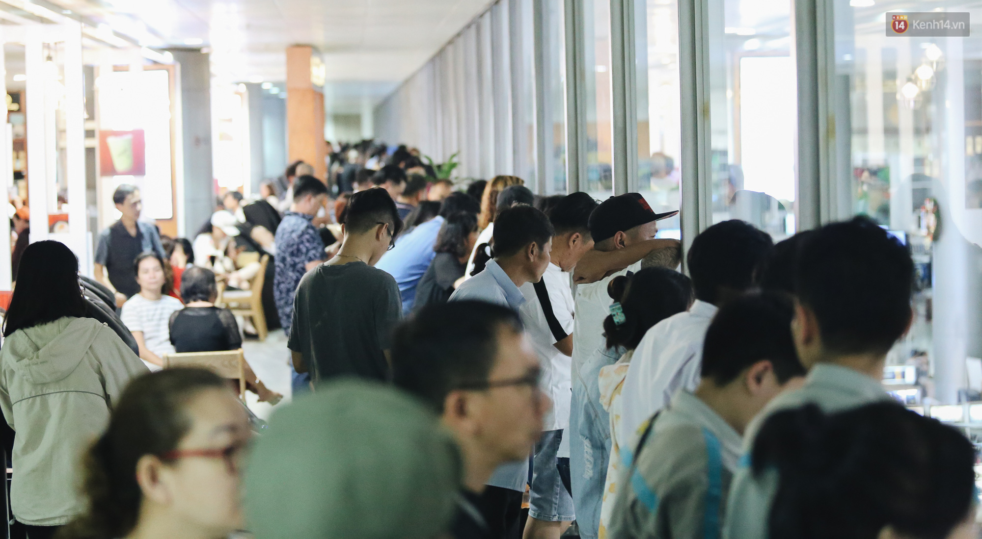 Sân bay Tân Sơn Nhất chật kín người dân đón Việt kiều về quê ăn Tết Canh Tý 2020, trẻ em và người lớn ngủ vật vờ dưới sàn - Ảnh 8.