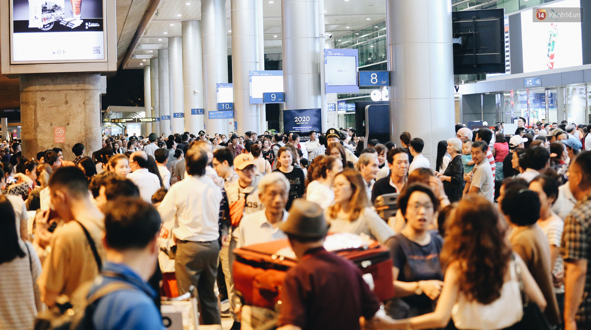 Sân bay Tân Sơn Nhất chật kín người dân đón Việt kiều về quê ăn Tết Canh Tý 2020, trẻ em và người lớn ngủ vật vờ dưới sàn - Ảnh 6.