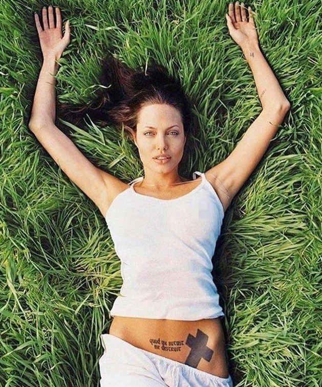 Bộ ảnh thời những năm 90 của Angelina Jolie bất ngờ bị &quot;đào mộ&quot;, vẫn biết vợ cũ Brad Pitt quyến rũ nhưng không nghĩ lại gợi cảm tới mức này - Ảnh 4.