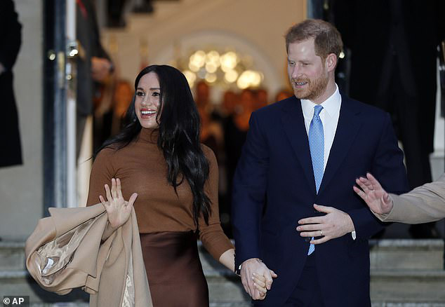 Meghan Markle lộ ảnh xuất hiện bí mật giữa lùm xùm tách khỏi hoàng gia Anh, không hề đeo nhẫn cưới và bị chỉ trích đã &quot;hủy hoại&quot; Hoàng tử Harry - Ảnh 3.