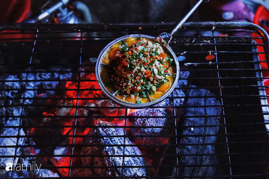 Hàng ăn vặt rẻ &quot;bèo nhèo&quot; nằm trên mặt hồ đắt địa nhất trung tâm Sài Gòn, mỗi đêm có cả trăm người tới ăn - Ảnh 8.