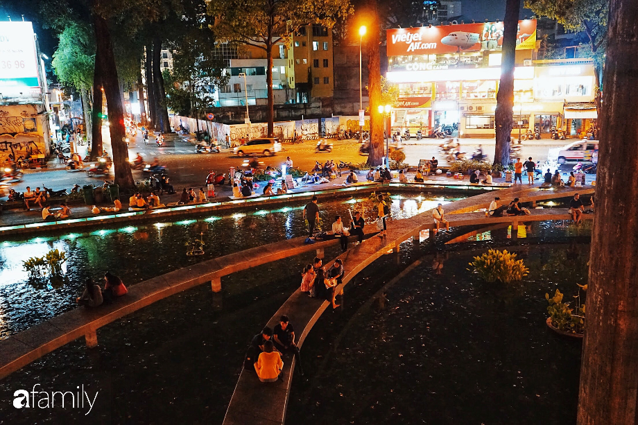 Hàng ăn vặt rẻ &quot;bèo nhèo&quot; nằm trên mặt hồ đắt địa nhất trung tâm Sài Gòn, mỗi đêm có cả trăm người tới ăn - Ảnh 1.