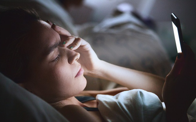 Nếu bạn thường xuyên dùng điện thoại trước khi ngủ thì nhớ làm đủ 4 việc quan trọng này để không tàn phá mắt và não bộ! - Ảnh 4.