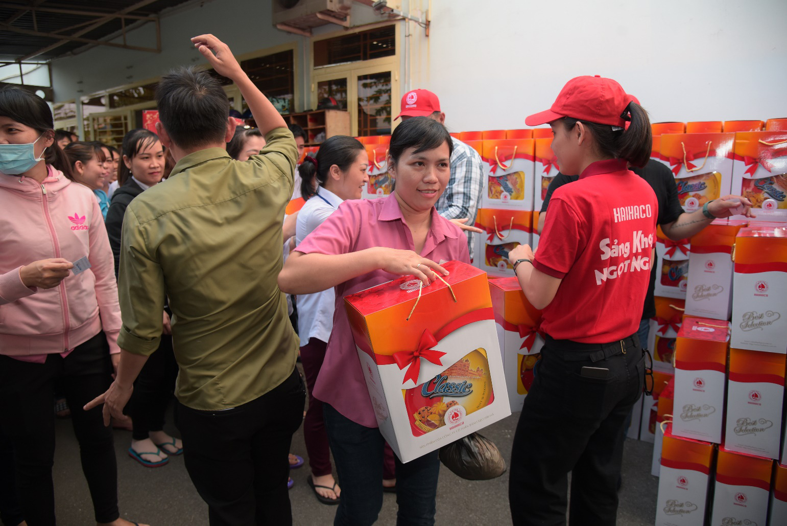 Công ty bánh kẹo Hải Hà tổ chức tặng quà Tết cho người lao động