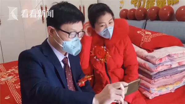 Đám cưới vội vã mùa dịch bệnh: Chỉ có 5 người bao gồm cả 2 nhân vật chính, kết thúc sau 10 phút vì chú rể phải đi cứu người - Ảnh 5. Đám cưới vội vã mùa dịch bệnh: Chỉ có 5 người bao gồm cả 2 nhân vật chính, kết thúc sau 10 phút vì chú rể phải đi cứu người - Ảnh 5.