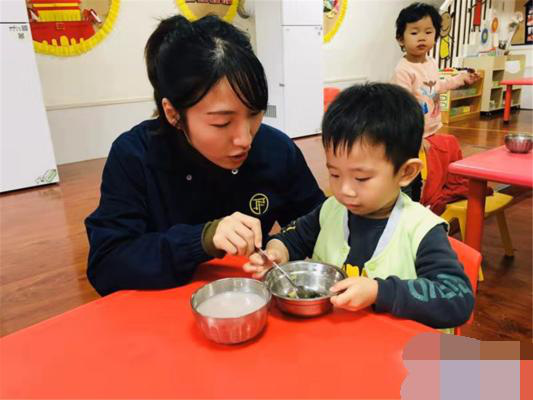 &quot;Con tôi không ăn rau mùi, vui lòng nhặt ra&quot;, giáo viên từ chối yêu cầu nhưng câu trả lời vẫn khiến phụ huynh hài lòng - Ảnh 1.