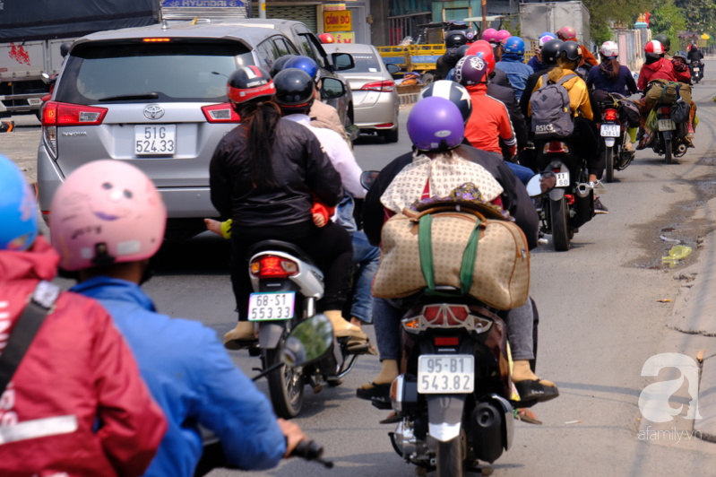 Nghỉ Tết trễ, hàng trăm người miền Tây đội nắng lên Sài Gòn, Bình Dương mưu sinh, trẻ con mệt nhoài trên xe bố mẹ - Ảnh 2.