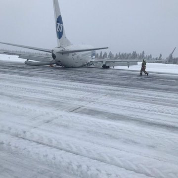 Càng bị lỗi, máy bay nằm sấp bụng trên cánh đồng tuyết ở Nga - Ảnh 3.