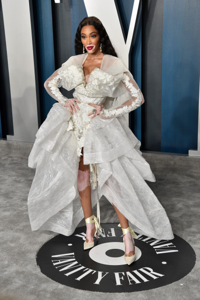 Thảm đỏ tiệc hậu Oscar 2020: Nữ tỷ phú trẻ tuổi Kylie Jenner  &quot;chặt chém&quot; dàn sao với thân hình đồng hồ cát, Hailey Baldwin xuất hiện lẻ bóng - Ảnh 19.