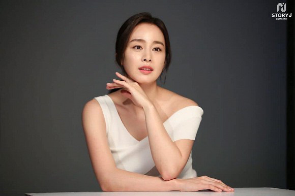 Dù đã là &quot;bà mẹ hai con&quot; nhưng Kim Tae Hee vẫn xuất hiện như một nữ thần trong loạt ảnh mới - Ảnh 3.