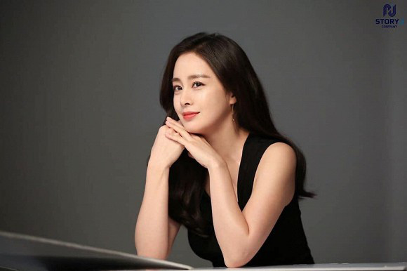 Dù đã là &quot;bà mẹ hai con&quot; nhưng Kim Tae Hee vẫn xuất hiện như một nữ thần trong loạt ảnh mới - Ảnh 8.