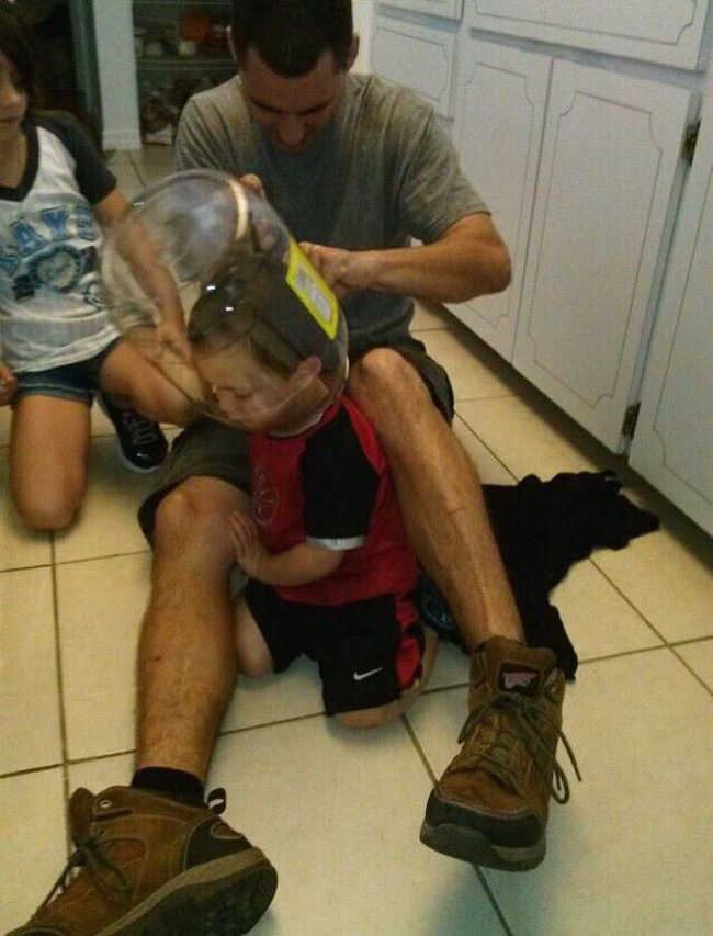 Ch&ugrave;m ảnh si&ecirc;u h&agrave;i hước: Khi bố được ph&acirc;n c&ocirc;ng tr&ocirc;ng nom v&agrave; chơi c&ugrave;ng con - Ảnh 3.