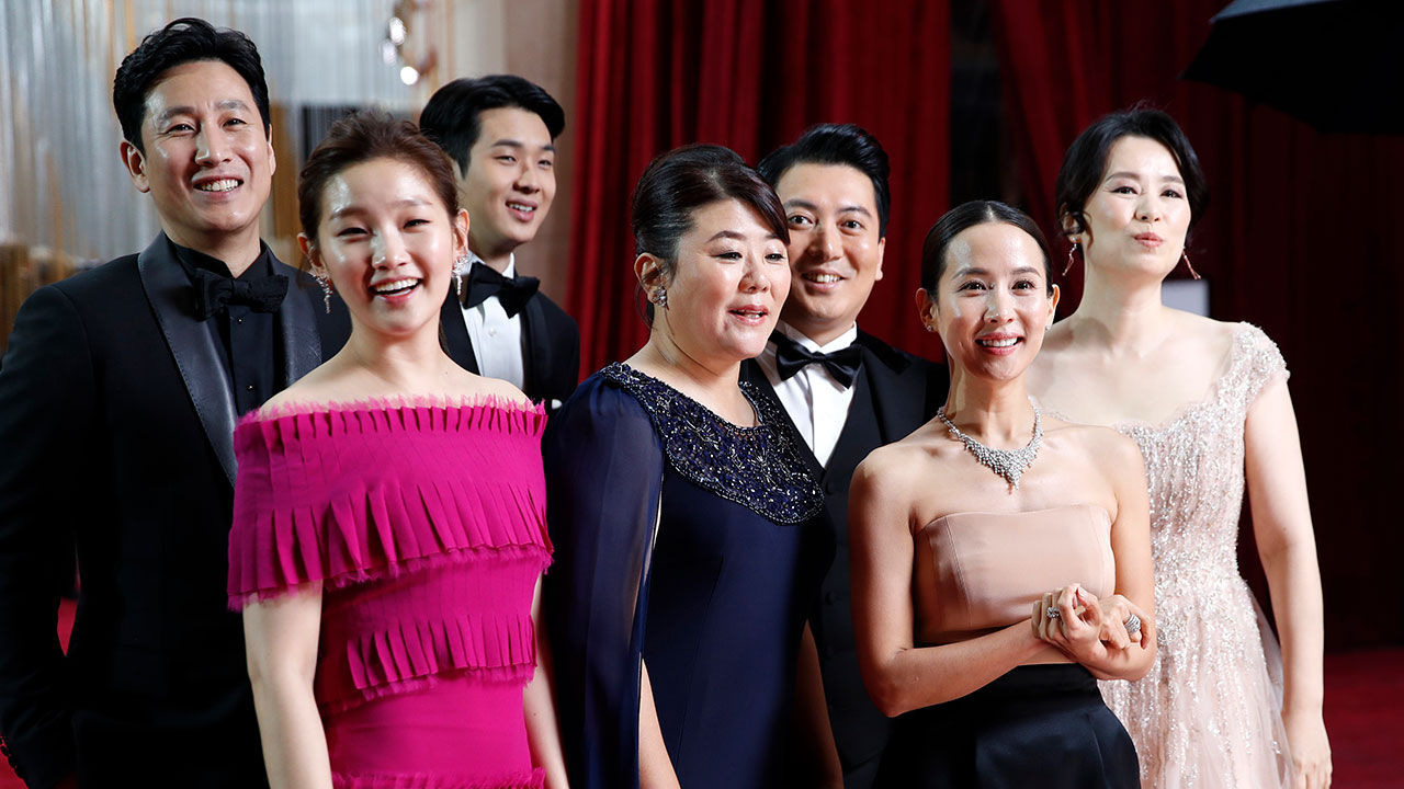 Thiên tài lừa đảo của Ký Sinh Trùng lột xác khỏi style bà thím, chiếm spotlight tại Oscar 2020 với bộ đầm chói chang rất ít sao Hàn dám diện - Ảnh 4.