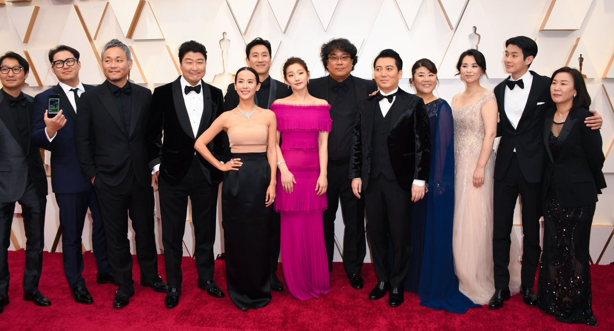 Thiên tài lừa đảo của Ký Sinh Trùng lột xác khỏi style bà thím, chiếm spotlight tại Oscar 2020 với bộ đầm chói chang rất ít sao Hàn dám diện - Ảnh 1.