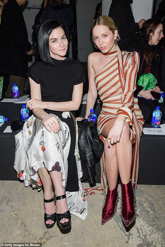 Lấn lướt sao Hollywood, công chúa Hy Lạp là người chạy show ác nhất NYFW, ngày vài ba show mà lên đồ đẹp mê không trùng phát nào - Ảnh 3. Lấn lướt sao Hollywood, công chúa Hy Lạp là người chạy show ác nhất NYFW, ngày vài ba show mà lên đồ đẹp mê không trùng phát nào - Ảnh 3.