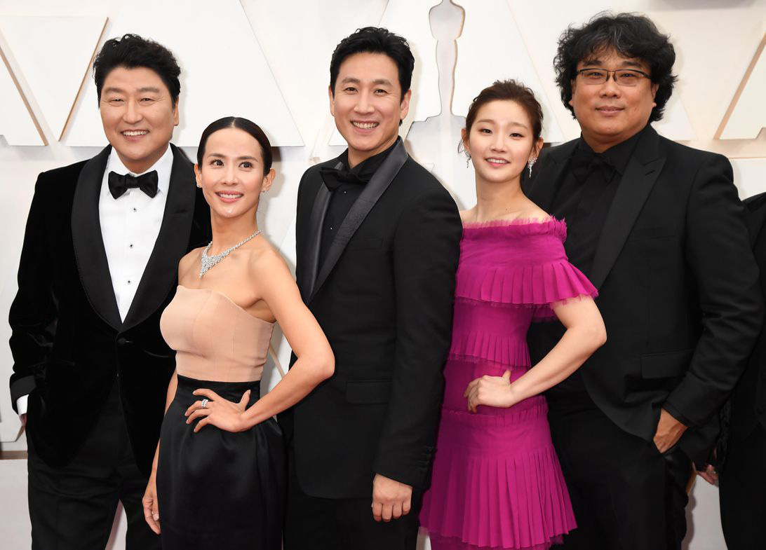 Thiên tài lừa đảo của Ký Sinh Trùng lột xác khỏi style bà thím, chiếm spotlight tại Oscar 2020 với bộ đầm chói chang rất ít sao Hàn dám diện - Ảnh 2.