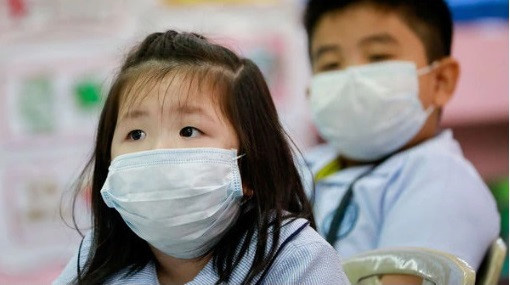 Đeo khẩu trang có bảo vệ trẻ hoàn toàn khỏi virus corona hay không? Câu trả lời của chuyên gia sẽ khiến nhiều phụ huynh phải giật mình, thay đổi gấp - Ảnh 4.