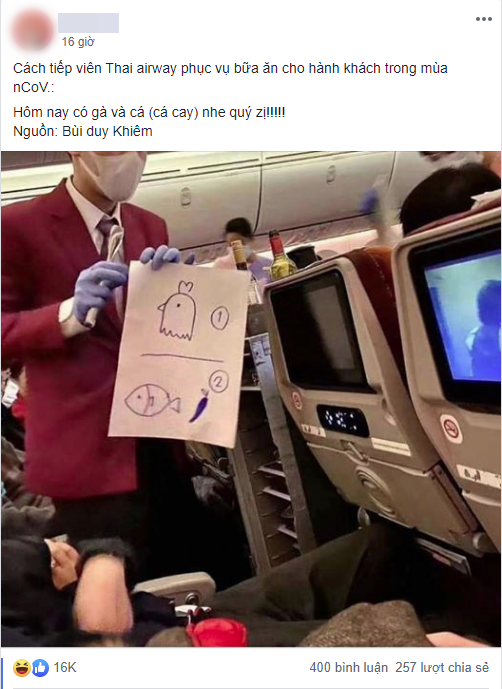 Dân mạng cười đau ruột với bức ảnh chụp tiếp viên hàng không giới thiệu menu trên máy bay cho khách giữa mùa dịch corona - Ảnh 1.