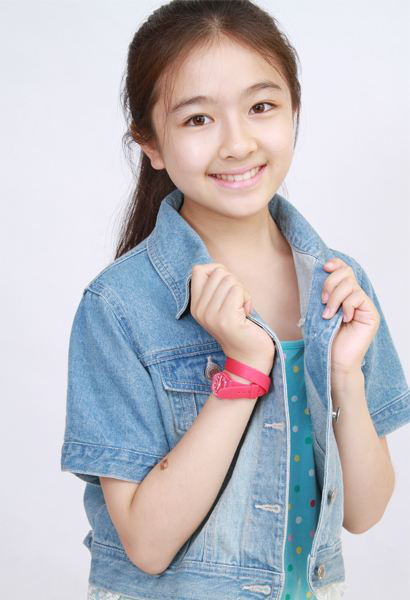 Hình thời bé của các sao Hoa ngữ: Dương Mịch để tóc tomboy, Quan Hiểu Đồng không khác gì bây giờ - Ảnh 14. Hình thời bé của các sao Hoa ngữ: Dương Mịch để tóc tomboy, Quan Hiểu Đồng không khác gì bây giờ - Ảnh 14.