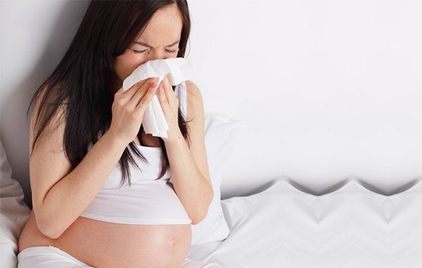 Trẻ em hoặc bà bầu bị sốt trong mùa dịch COVID-19 mà chưa rõ nguyên nhân thì có thể tự uống thuốc hạ sốt được không? - Ảnh 1.