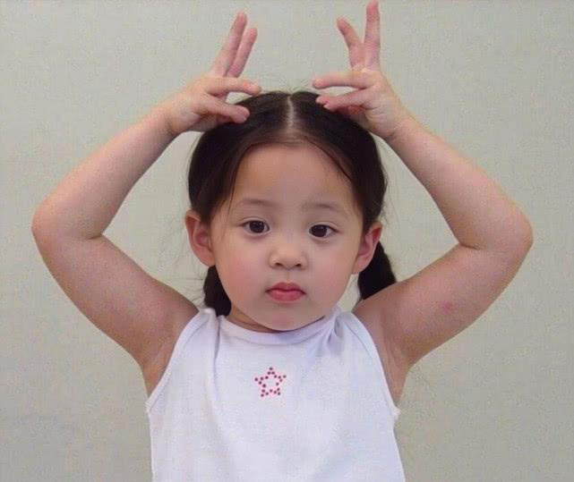 Hình thời bé của các sao Hoa ngữ: Dương Mịch để tóc tomboy, Quan Hiểu Đồng không khác gì bây giờ - Ảnh 8. Hình thời bé của các sao Hoa ngữ: Dương Mịch để tóc tomboy, Quan Hiểu Đồng không khác gì bây giờ - Ảnh 8.