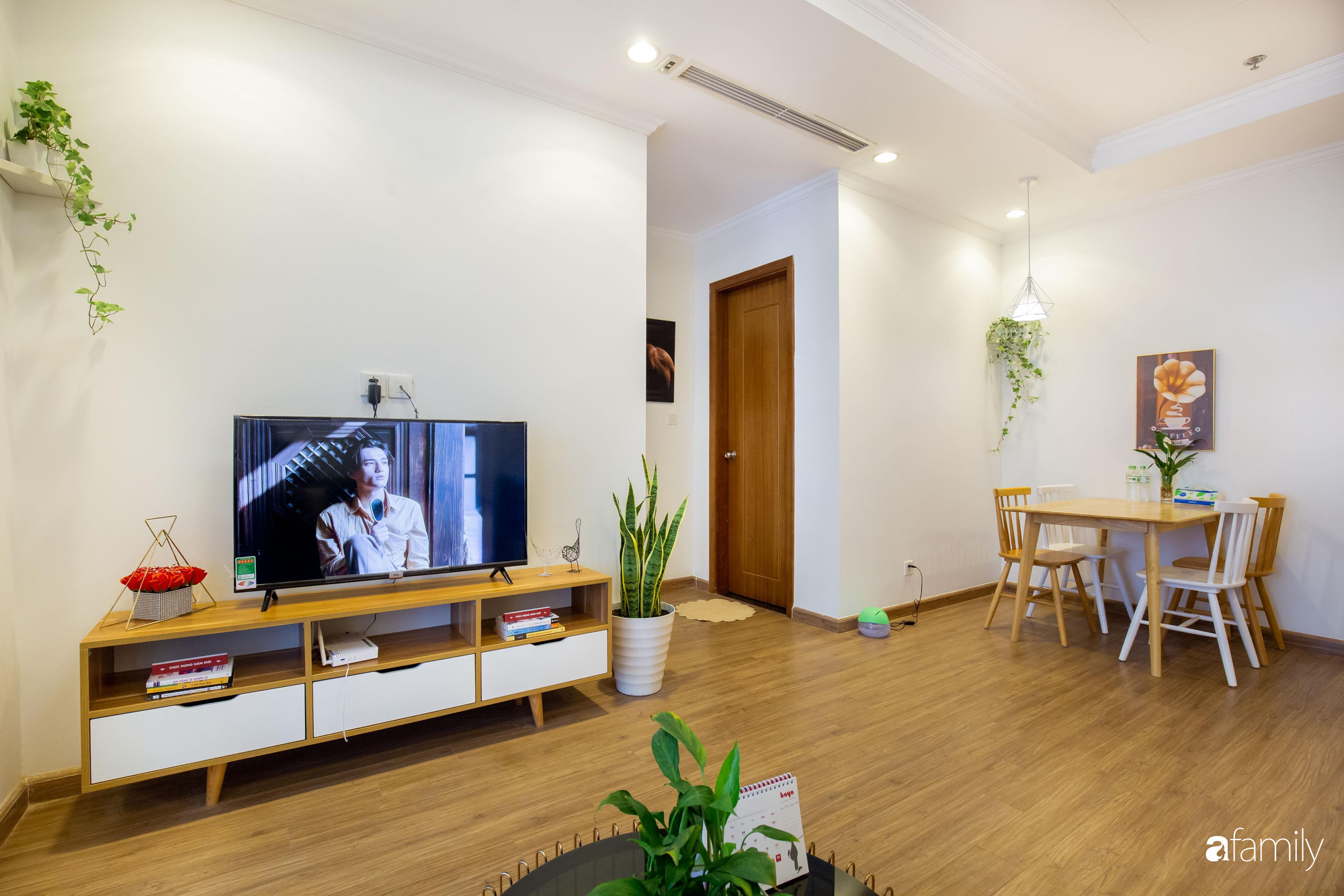 Thiết kế đơn giản với nội thất tiện nghi, căn hộ 53m2 trên tầng cao khiến nhiều người ao ước sở hữu ở Hà Nội - Ảnh 1.