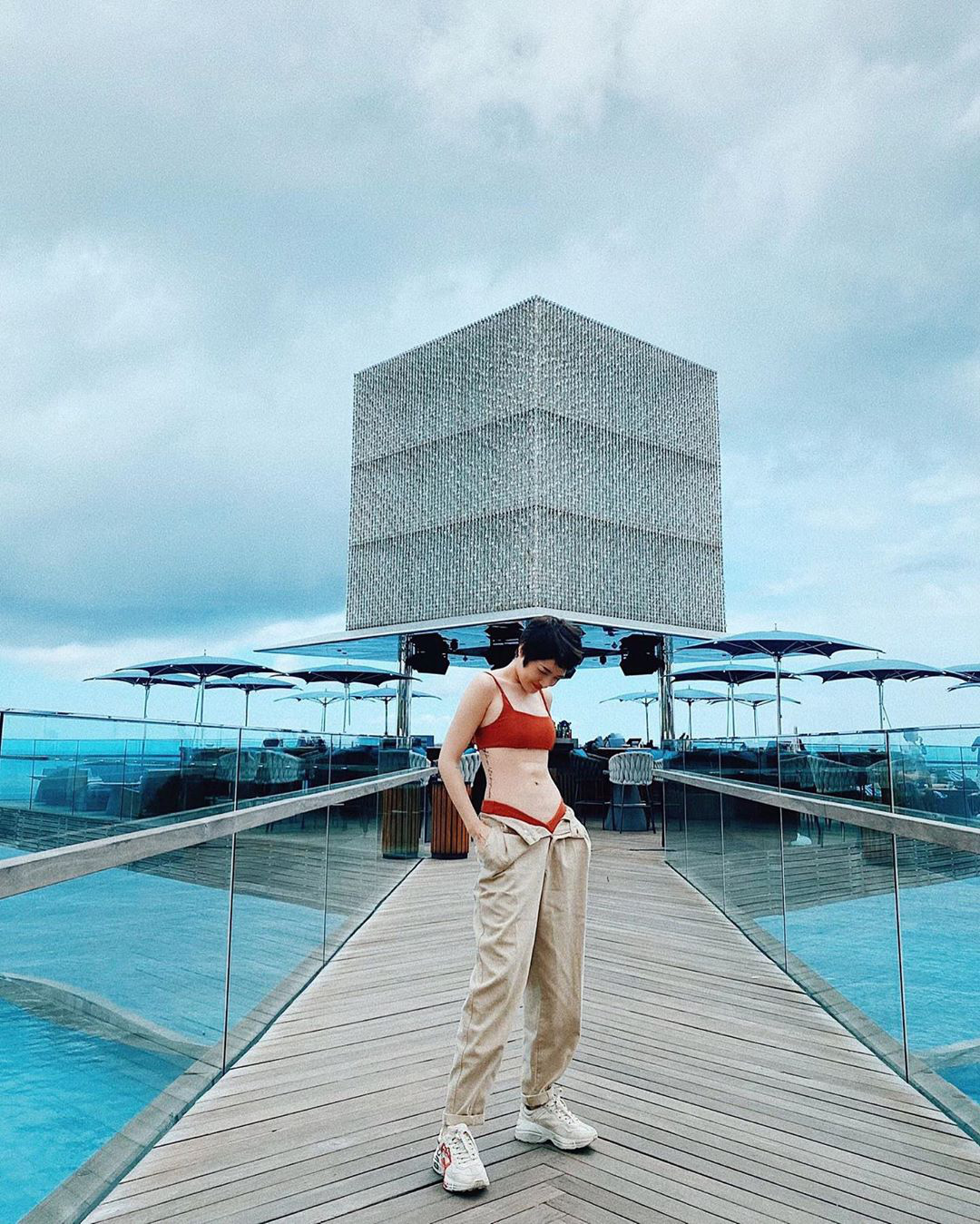 Cùng lên đồ kiểu nửa mặc nửa tụt, Chi Pu và Bảo Anh được khen sexy bá cháy, riêng Thiên Nga lại bị ném đá - Ảnh 3. Cùng lên đồ kiểu nửa mặc nửa tụt, Chi Pu và Bảo Anh được khen sexy bá cháy, riêng Thiên Nga lại bị ném đá - Ảnh 3.