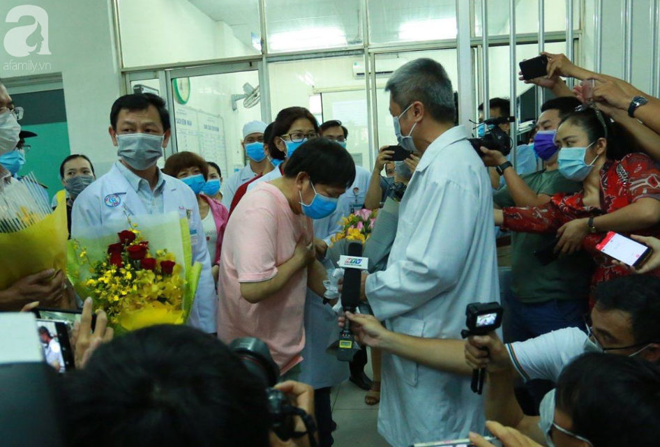 Người cha Trung Quốc nhiễm virus corona (Covid-19) vừa xuất viện tại BV Chợ Rẫy, cúi đầu cảm ơn bác sĩ Việt Nam - Ảnh 3.