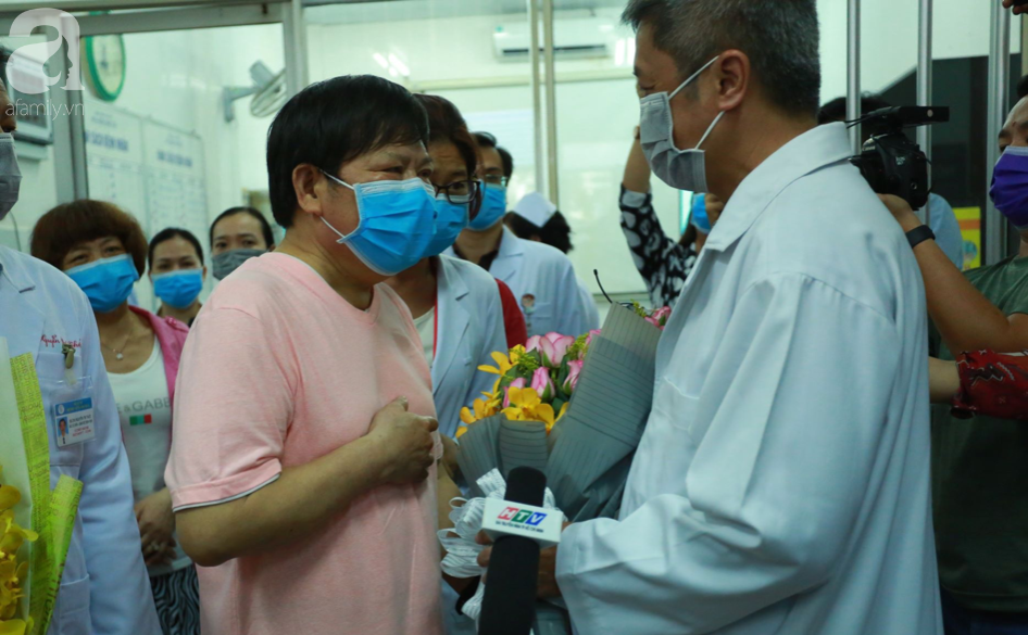 Người cha Trung Quốc nhiễm virus corona (Covid-19) vừa xuất viện tại BV Chợ Rẫy, cúi đầu cảm ơn bác sĩ Việt Nam - Ảnh 1.