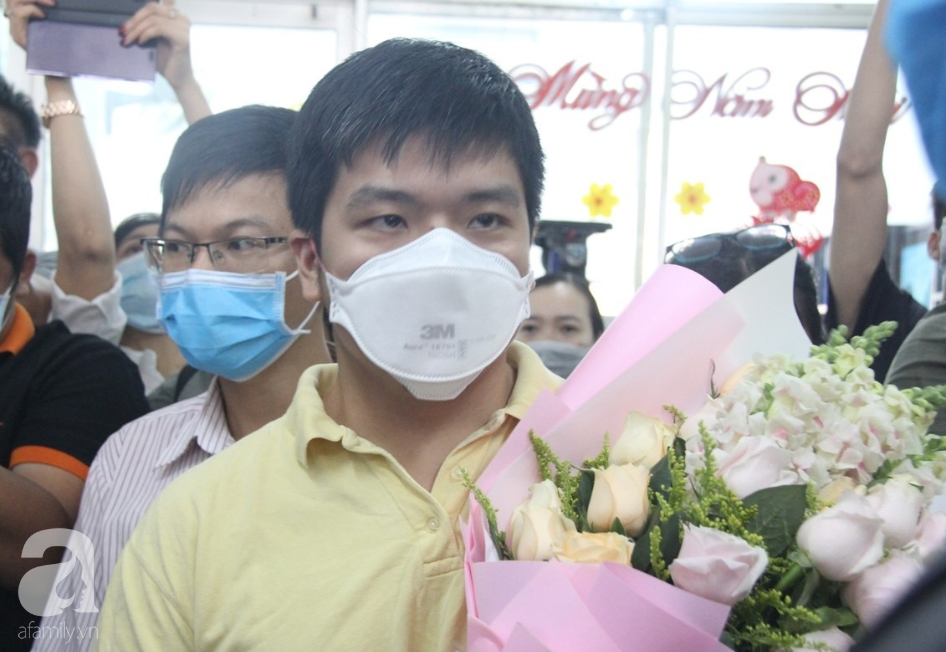 Người cha Trung Quốc nhiễm virus corona (Covid-19) vừa xuất viện tại BV Chợ Rẫy, cúi đầu cảm ơn bác sĩ Việt Nam - Ảnh 2.