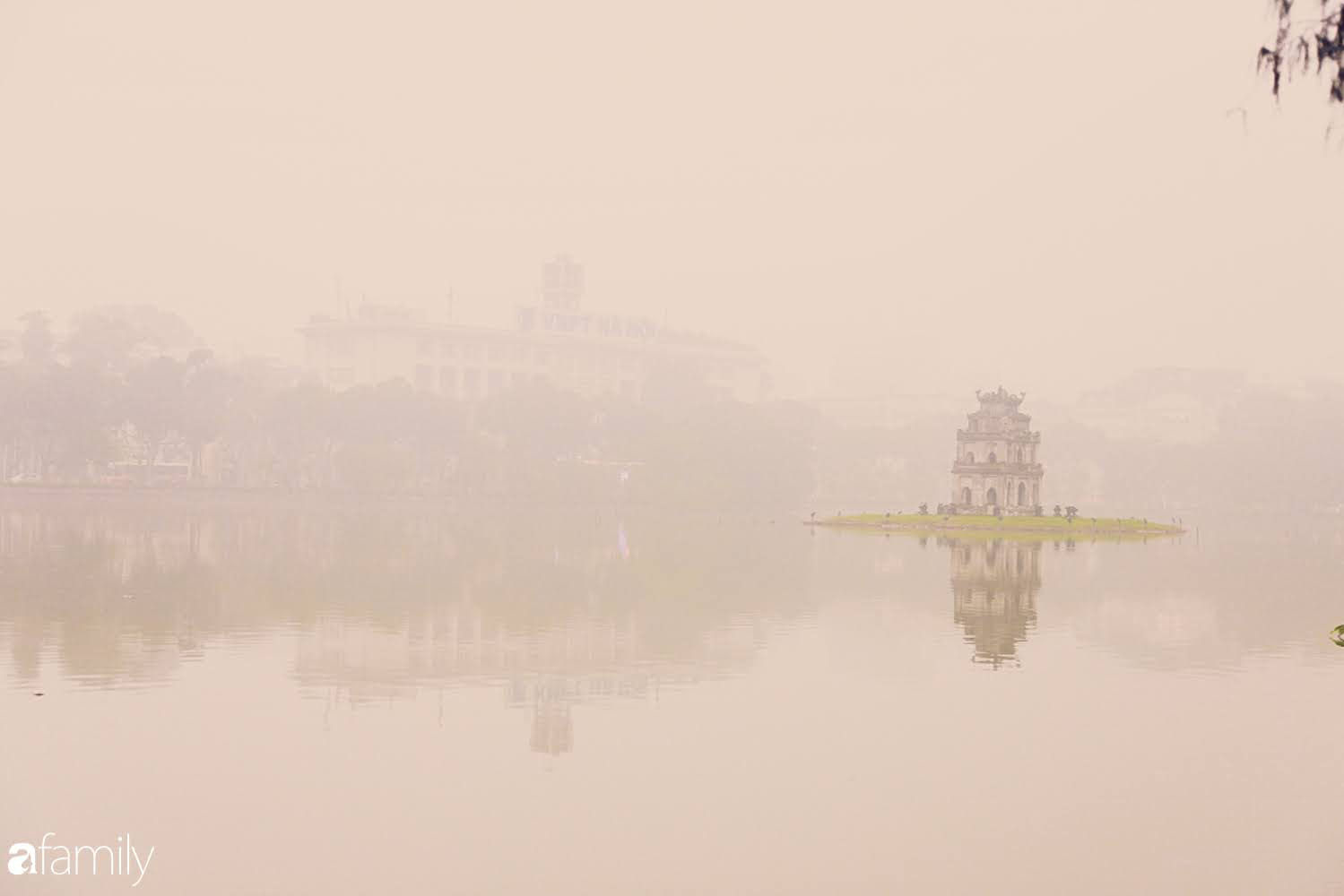 Hà Nội những ngày này nhìn đâu cũng thấy sương mù, nhìn qua mọi thứ cứ mờ mờ ảo ảo - Ảnh 6.