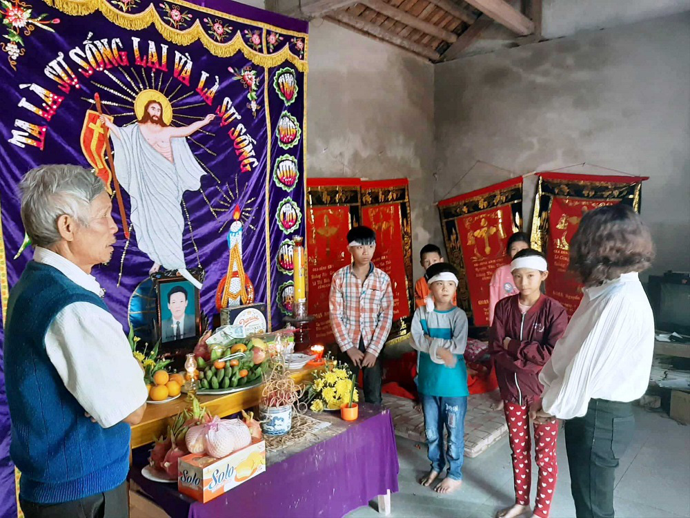 Cảm thương 3 đứa trẻ mồ côi ôm di ảnh của bố chết vì tai nạn lên công an đòi công lý - Ảnh 3. Cảm thương 3 đứa trẻ mồ côi ôm di ảnh của bố chết vì tai nạn lên công an đòi công lý - Ảnh 3.