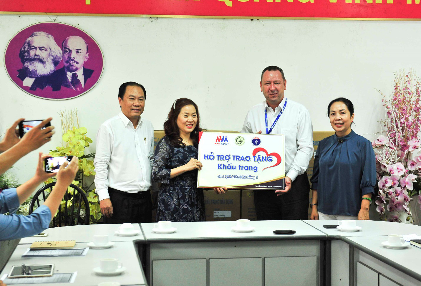 MM Mega Market Việt Nam tặng 20.000 khẩu trang cho bệnh viện Nhi đồng 1 - Ảnh 1.