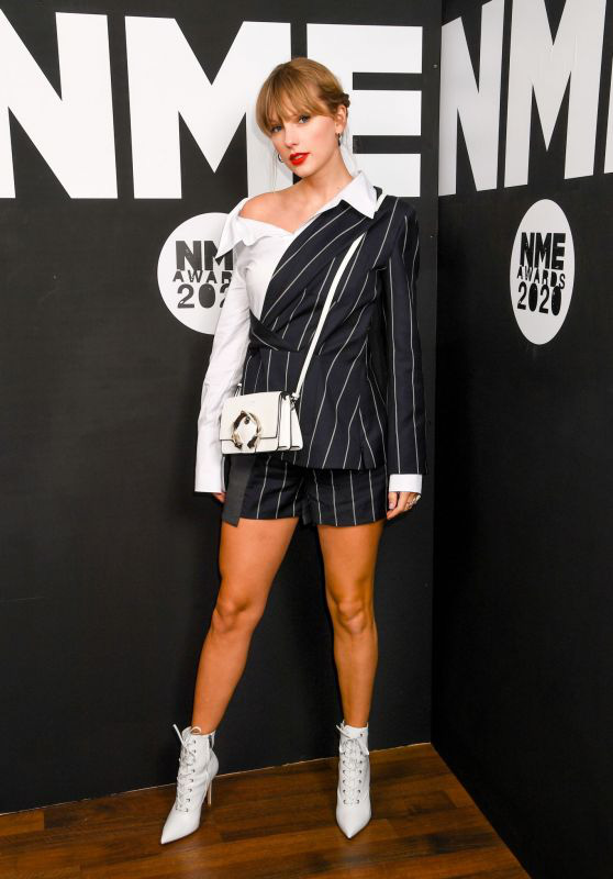 Thảm đỏ NME Awards 2020: Taylor Swift đơn giản mà sang chảnh, &quot;chặt đẹp&quot; hội chị em trưng diện màu mè - Ảnh 1.